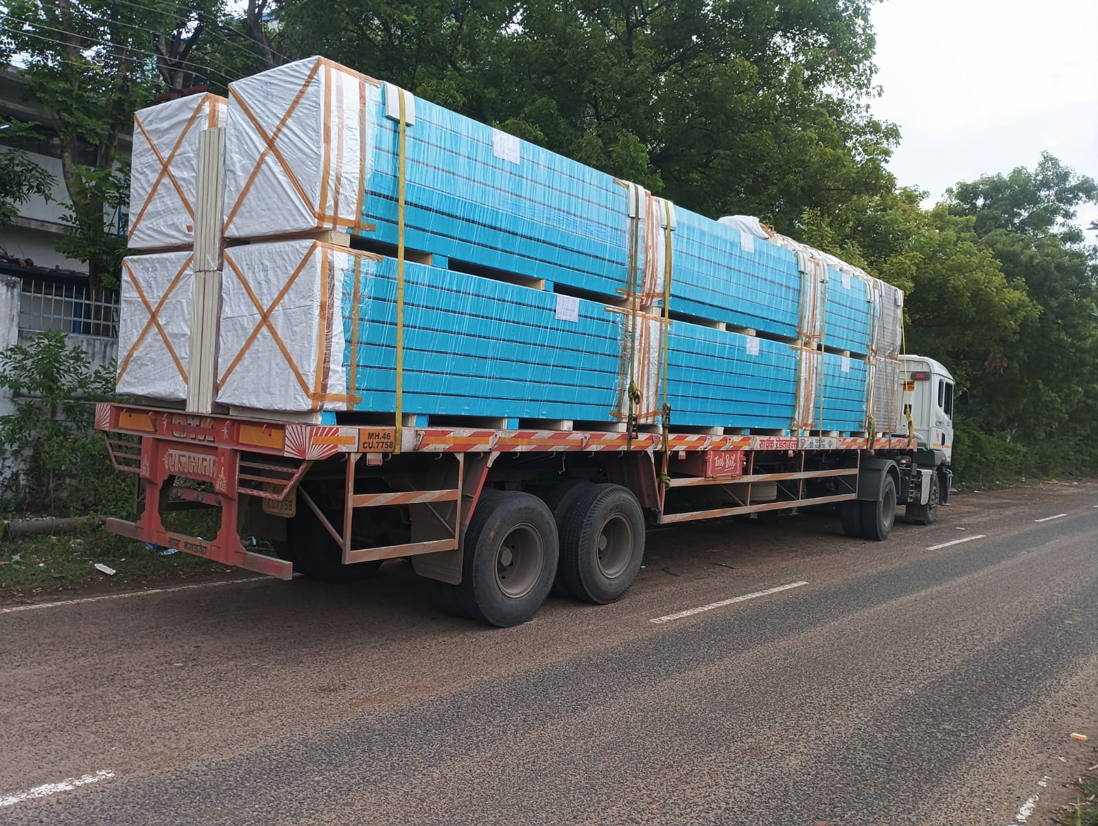 Flatbed trailer with cargo